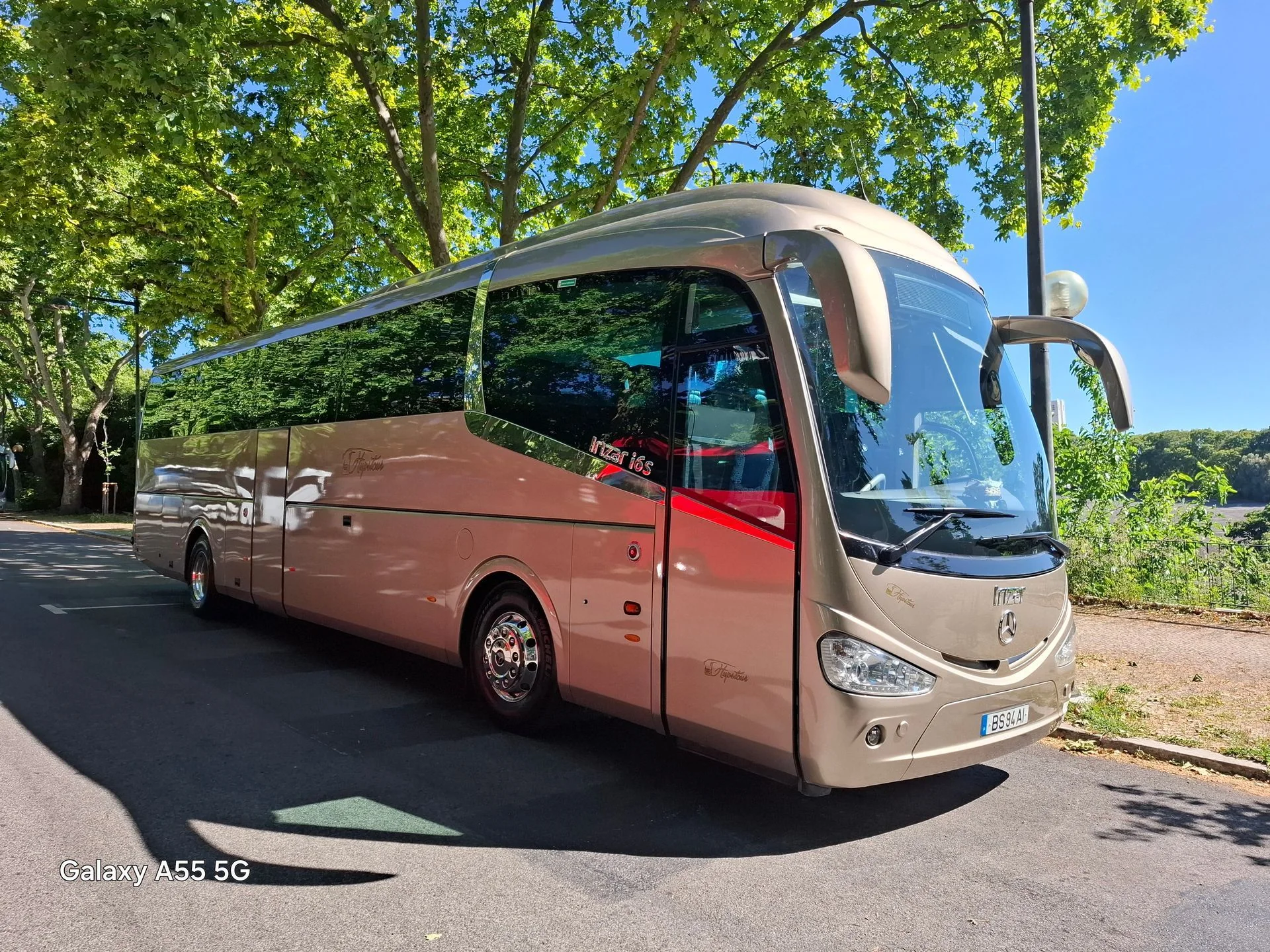 Autocarro Mercedes Irizar da Hupstour numa viagem de turismo
