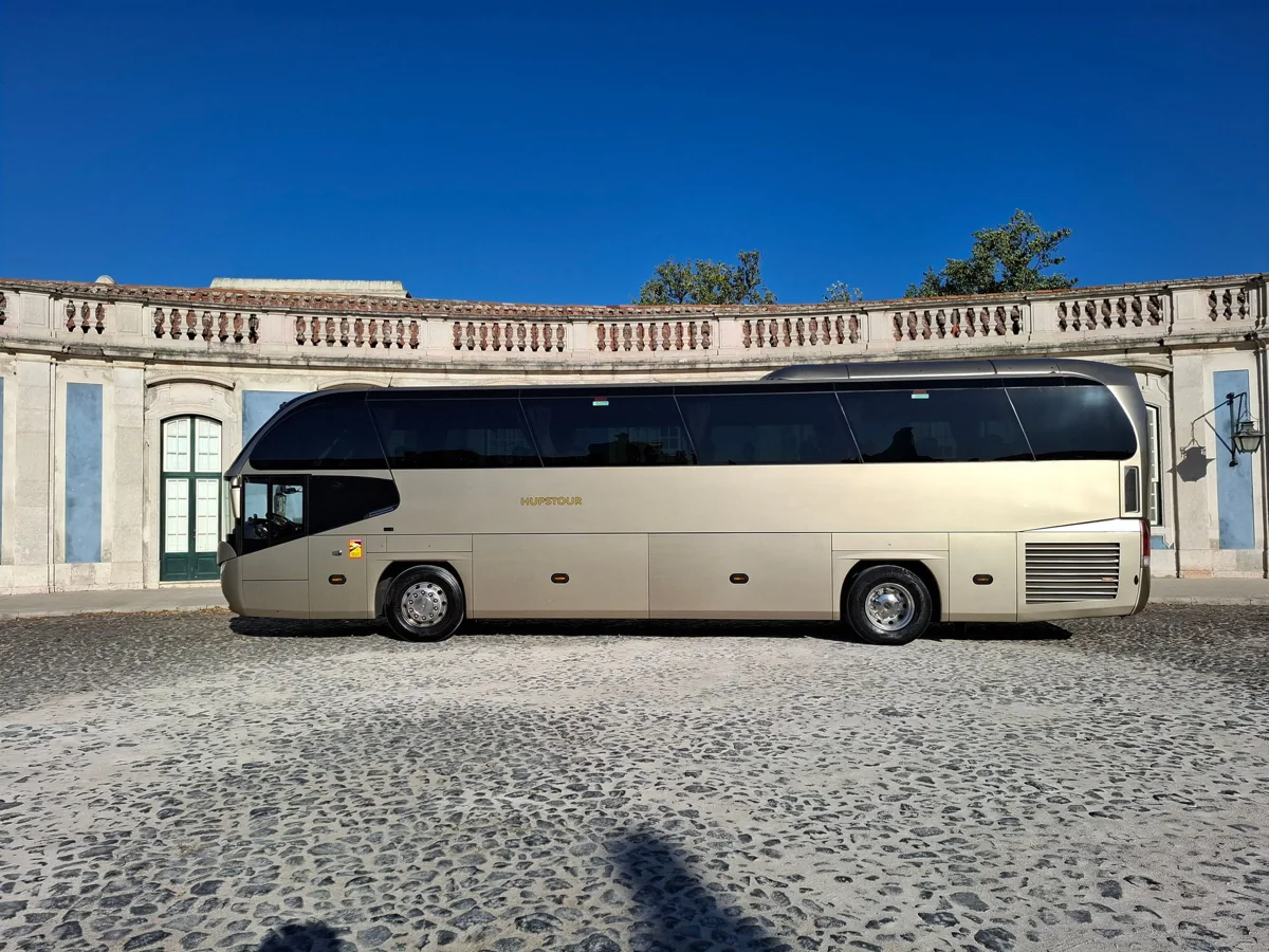 Autocarro Hupstour junto a um palácio num circuito turístico