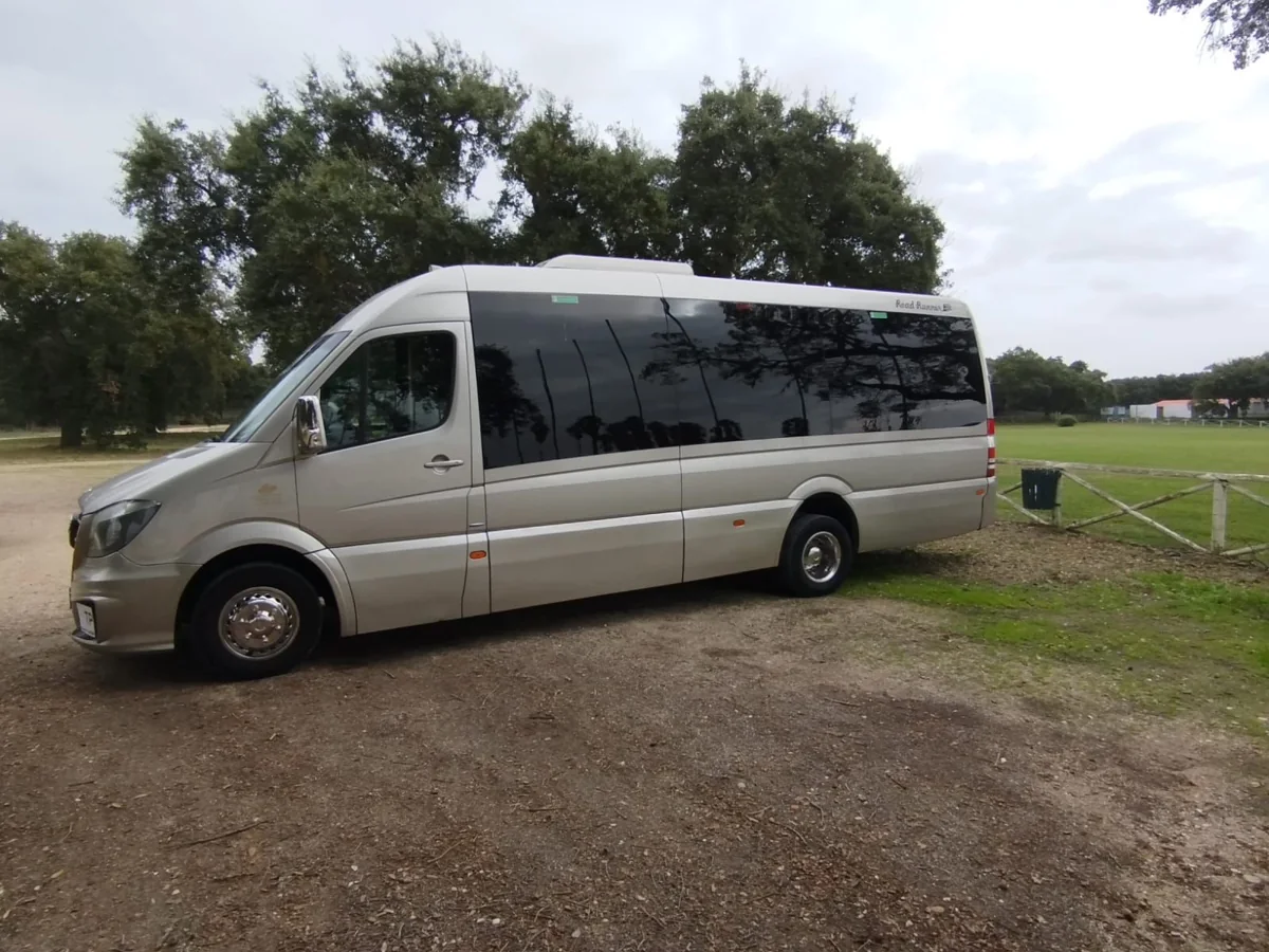 Miniautocarro da Hupstour para transporte escolar e visitas de estudo
